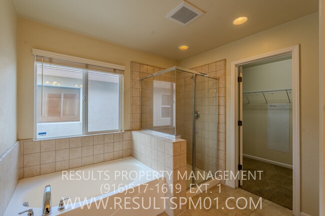 Building Photo - Spacious Lincoln 4 Bedroom 2.5 Bath w Club...