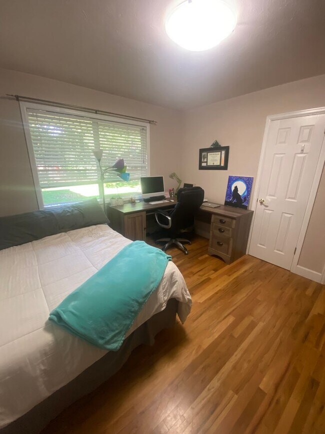 Building Photo - Charming 3 Bed, 1.5 Bath Home in Central F...