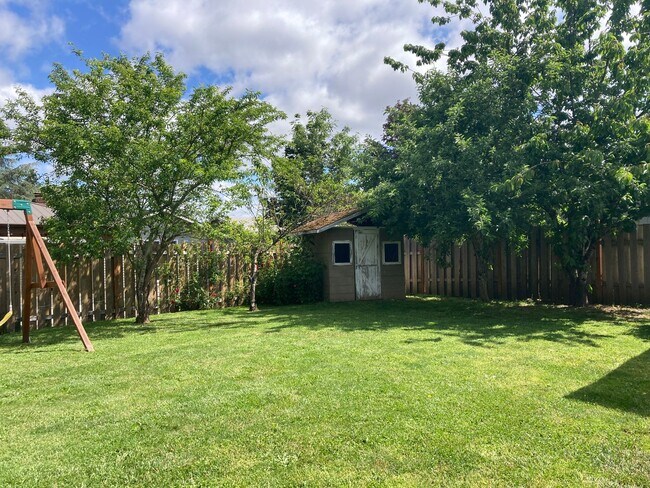 Building Photo - Single Level Ranch Home in Newberg