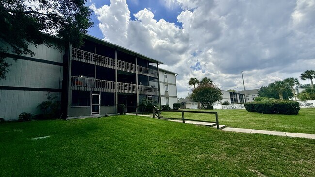 Building Photo - 6519 W Newberry Rd