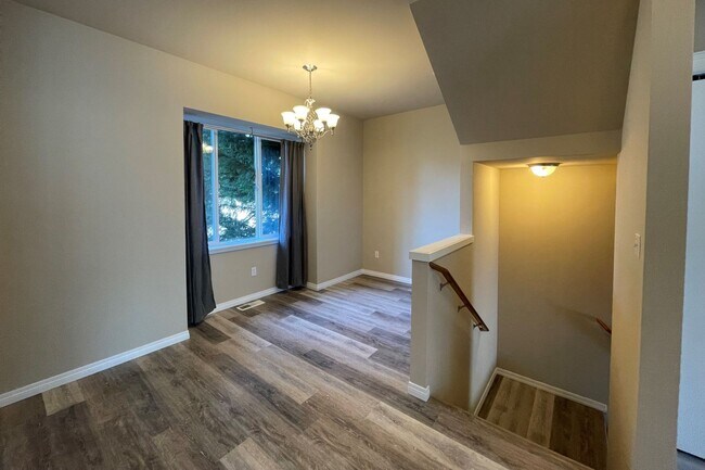 Building Photo - Nice Modern Townhouse Available Now!!