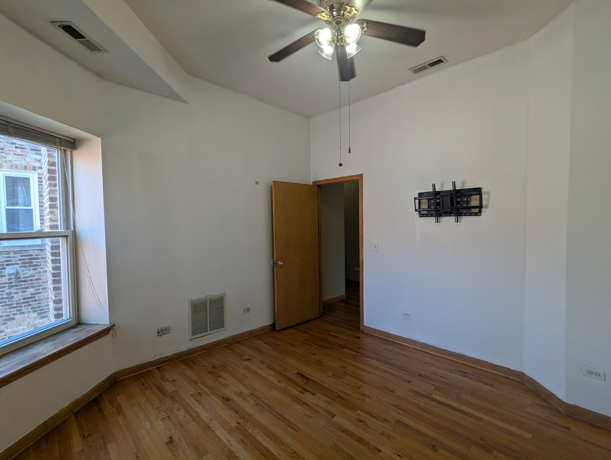 Building Photo - 3212 W Warren Blvd