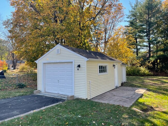 Building Photo - 34 Monroe St