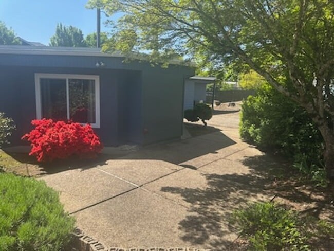 Building Photo - Available Now!  One level 2 Bedroom and 2 Bath Home