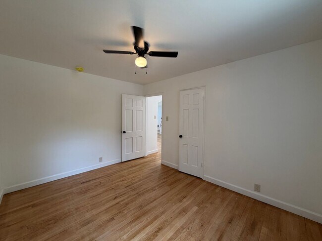 Building Photo - 419 Elm St