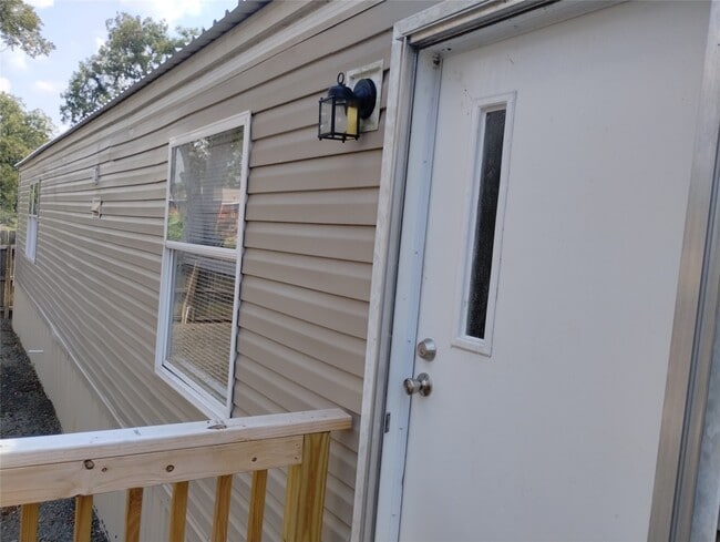 Building Photo - 1121 Edgewood Dr