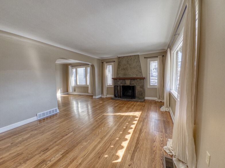 Building Photo - 483 E 8th Ave