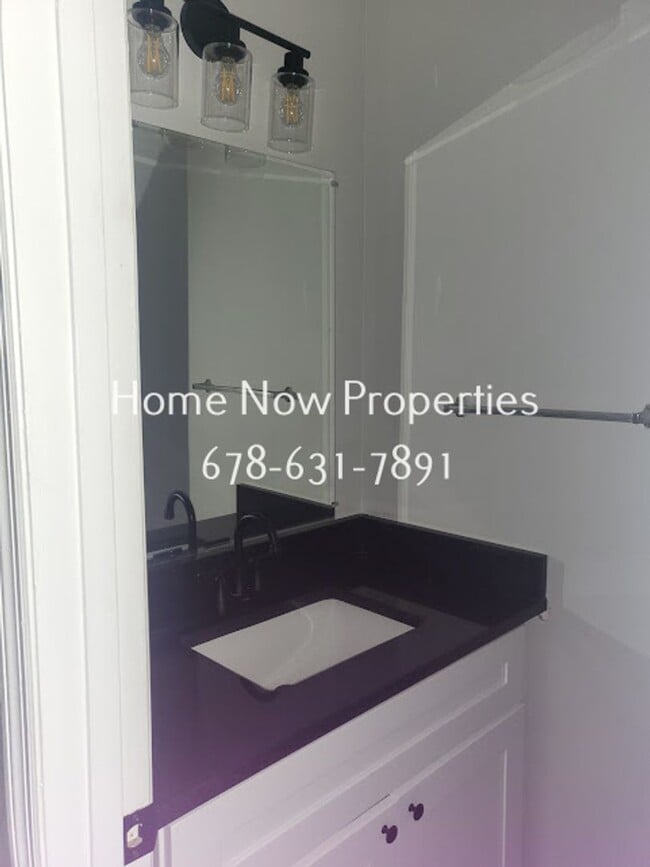 Building Photo - Modern Townhome w/ Granite Kitchen + Fenced Yard – Move-In Ready