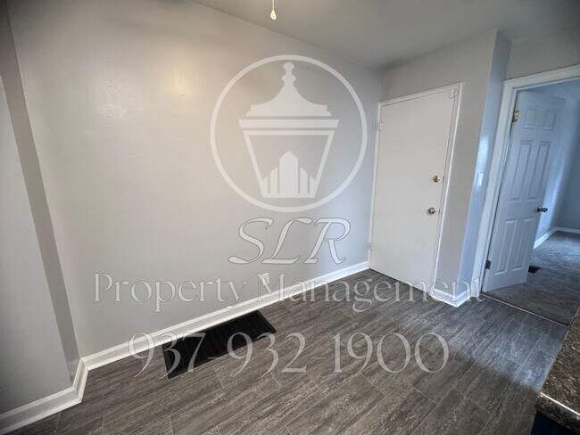 Building Photo - 420 E Siebenthaler Ave