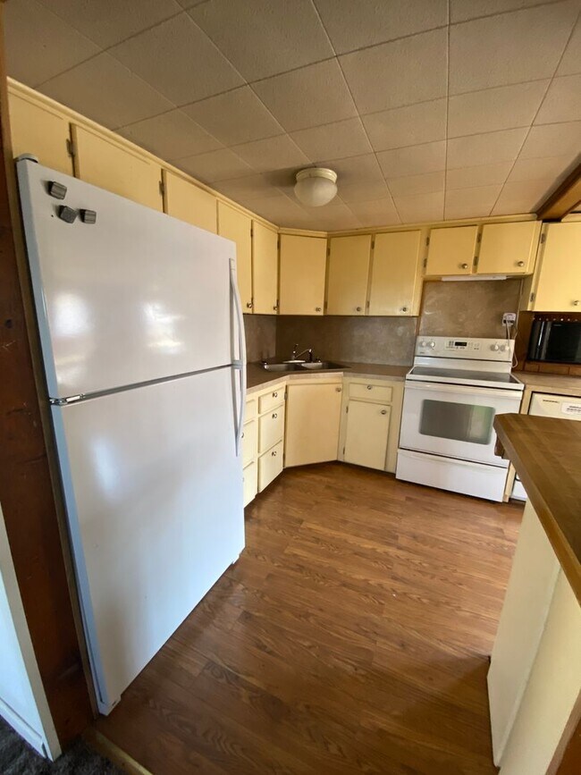 Building Photo - 3 Bedroom, 2 Bathroom Home
