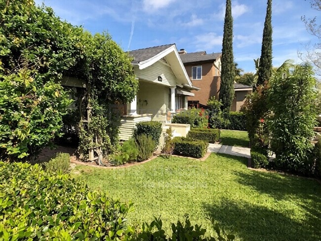 Building Photo - 4026-32 Utah St