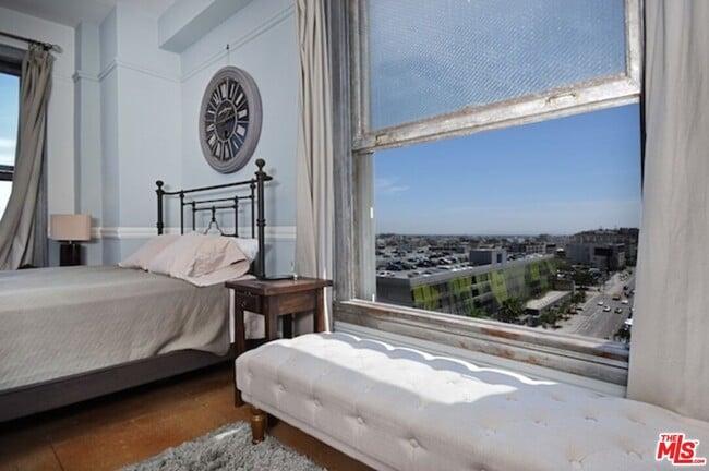 Building Photo - 108 W 2nd St