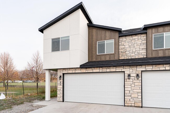 Building Photo - 48 410 W