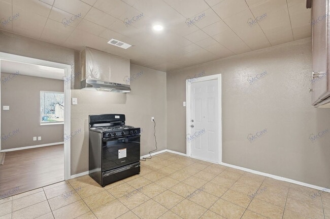 Building Photo - 3130 S Llewellyn Ave