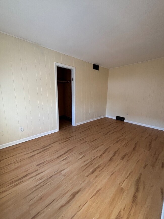 Building Photo - 705 E Center St