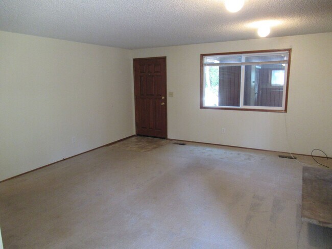 Building Photo - Large 2 bedroom w/ Garage