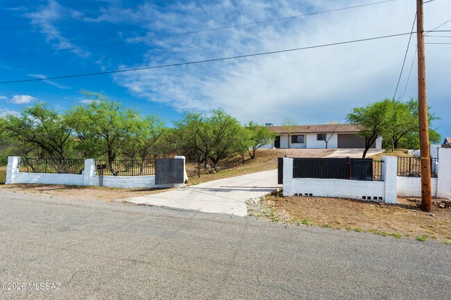 Building Photo - 1081 Paseo Freno
