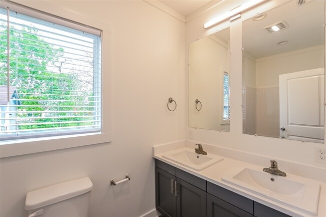 Building Photo - 3127 Bay St