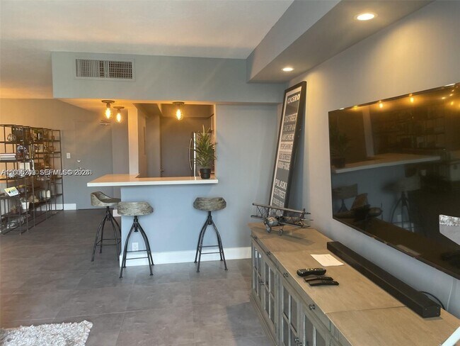 Building Photo - 1000 West Ave