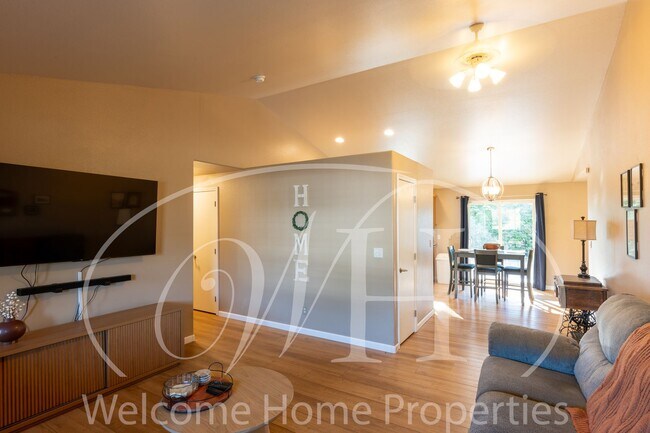Building Photo - Conveniently Located 3 Bedroom Home with F...