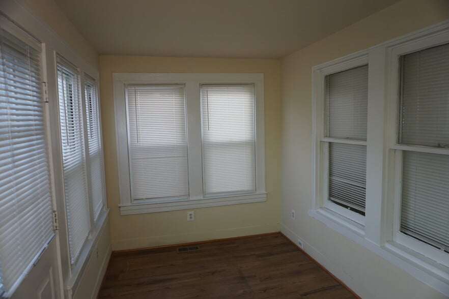 Building Photo - 217 Center St