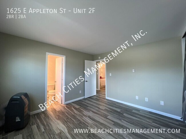 Building Photo - 1625 E Appleton St