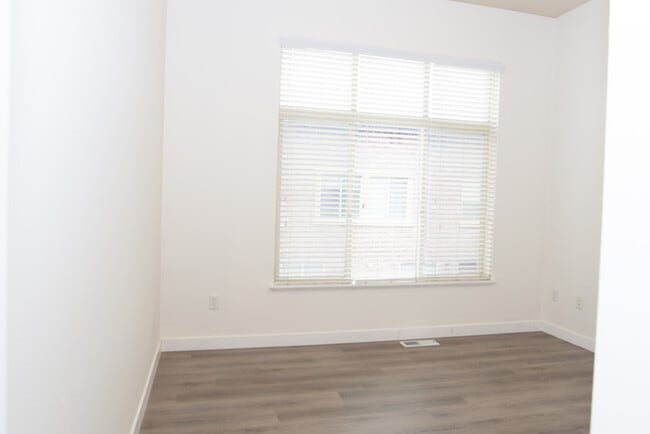 Building Photo - Incredible upper level 2 story condo