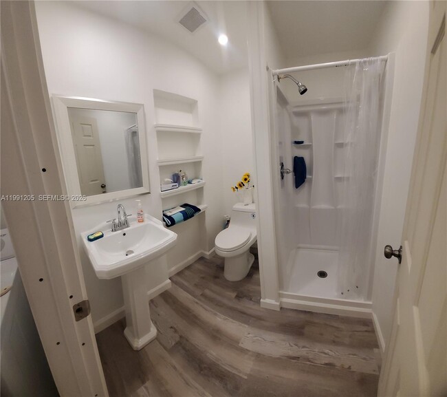 Building Photo - 126 NW 8th Ave