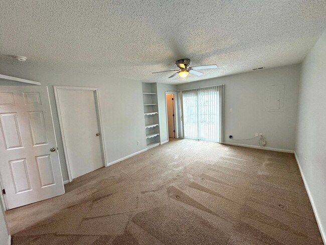 Building Photo - End unit Townhome in the heart of Chesapeake! Available Late July
