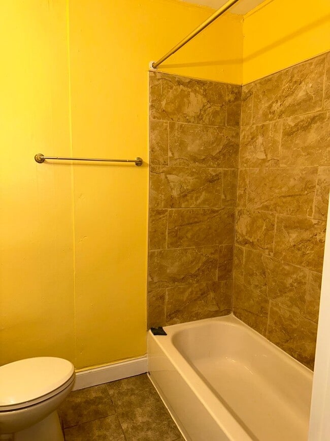 Building Photo - Spacious Home for Rent! Partially Finished Basement! W/D! Available Now!