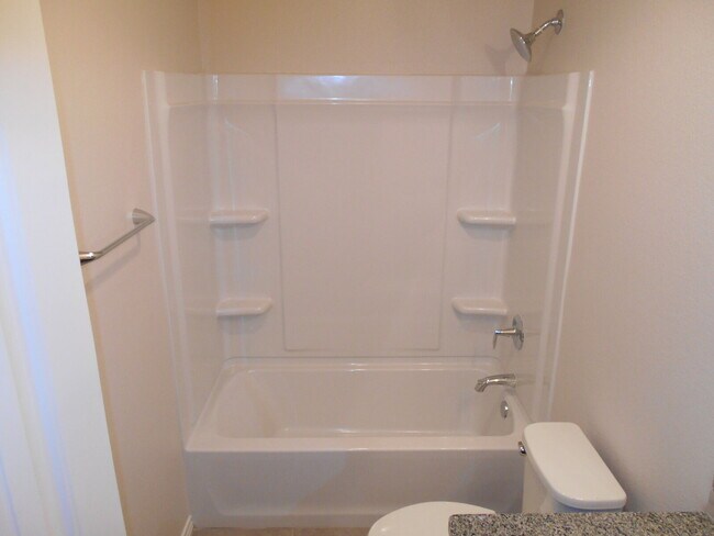 Building Photo - 6 or 12 month lease! Half off first full m...