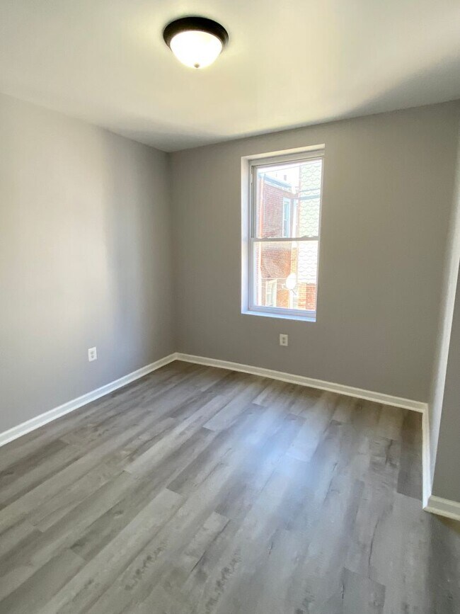 Building Photo - Beautifully Renovated 3-Bedroom Townhouse ...