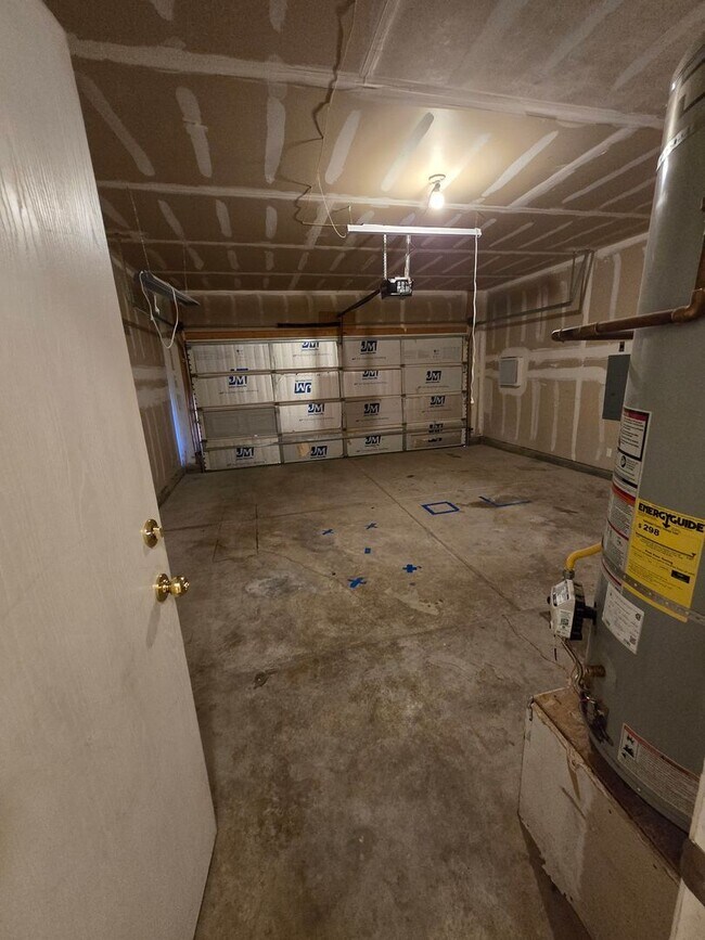 Building Photo - 4 bedroom 2 bath home with Refrigerated Air.