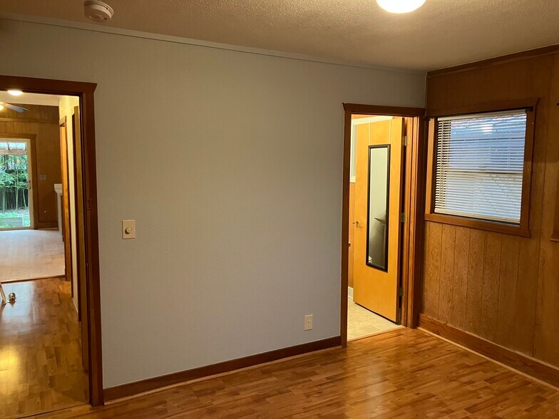 Bedroom 1 (door to en suite) - 2094 1/2 Arthur St