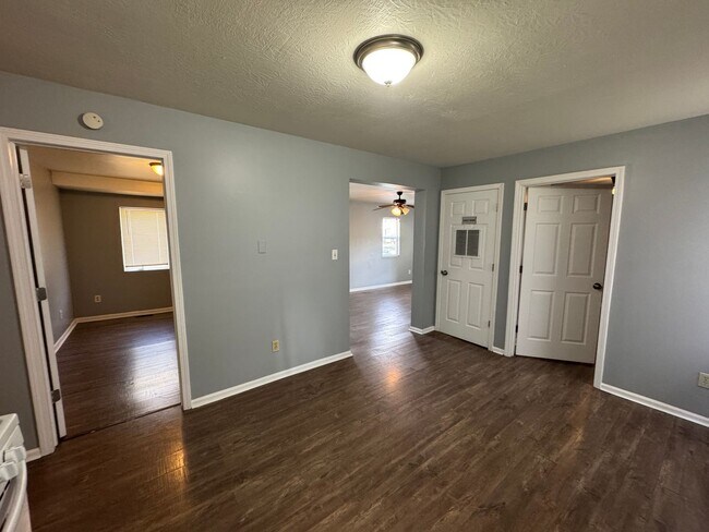 Building Photo - Near Southeast 3 Bedroom 1 Bath