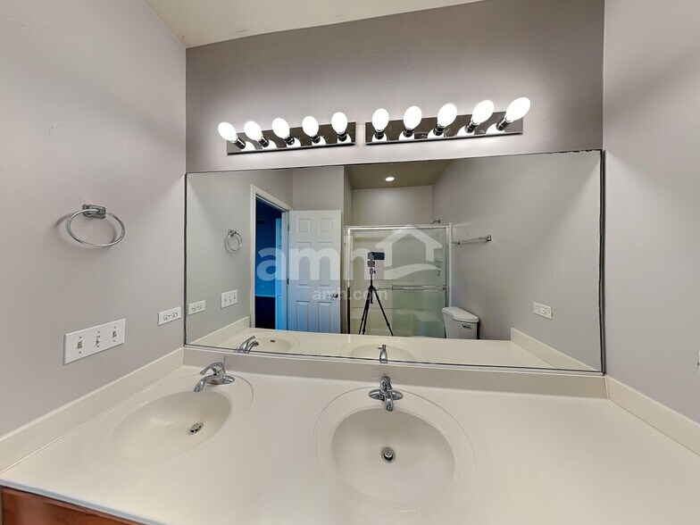 Building Photo - 1400 Bridgehampton Dr