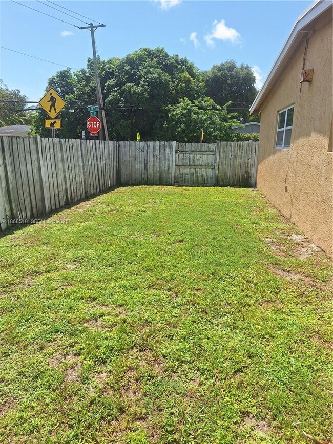 Building Photo - 771 NE 177th St