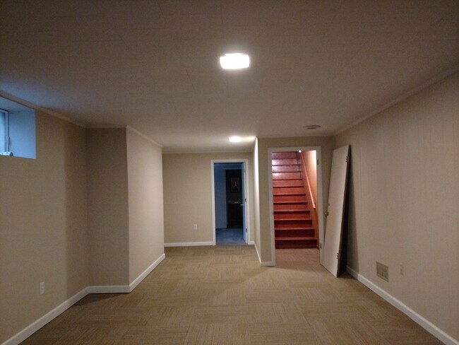 Building Photo - Conveniently Located, Spacious Salem Home