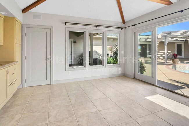 Building Photo - 5940 La Jolla Mesa Dr