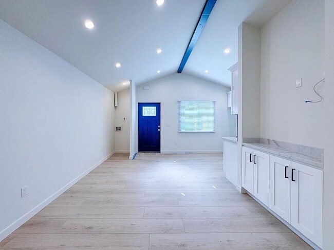 Building Photo - This newly remodeled 1-bedroom, 1-bathroom...