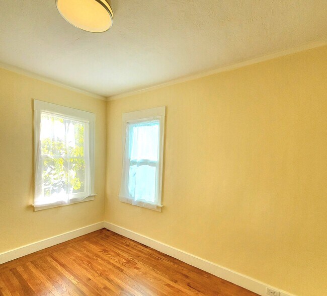 Building Photo - 806 Vincente Ave