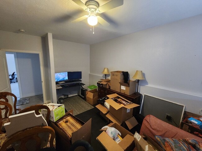 Building Photo - *utilities included* 3 bed 2 bath house in...