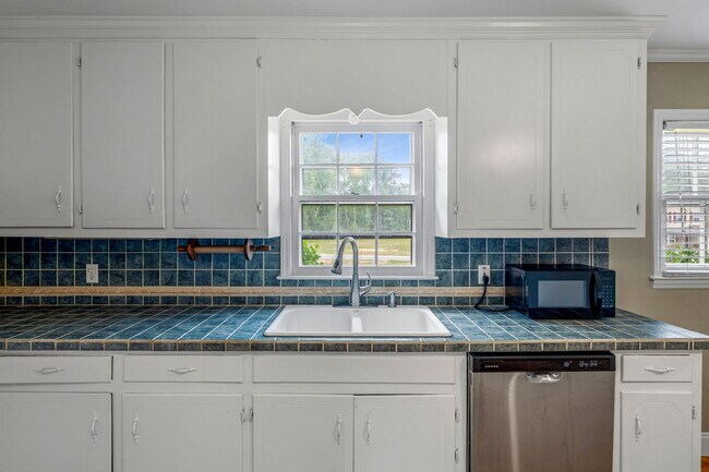 Building Photo - Large Renovated Ranch Home, Two Kitchens & Two Living Areas, Hardwood Flooring, Deck, Fenced!