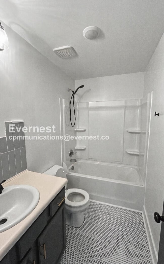 Building Photo - 3 Bed/2.5 Bath Home with Fenced Yard & Garage / Pet-Friendly / Available Now!