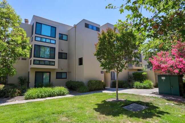 Building Photo - ? Updated 3BR/2BA Foster City Condo – Half...