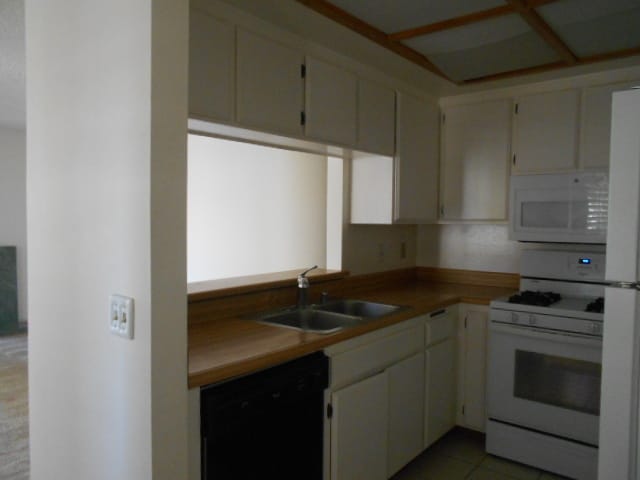 Building Photo - 3 BEDROOMS CONDO WITH BEAUTIFUL LAKE VIEWS.
