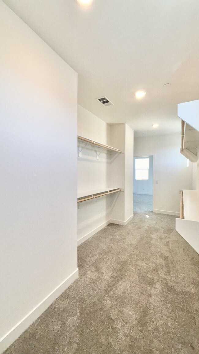 Building Photo - 4 Bedrooms Available University Park