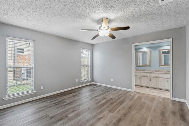 Building Photo - 2909 Lake Park Dr