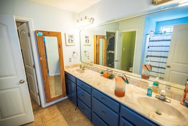 Building Photo - Charming Brick Home with Open Floor Plan & Great Outdoor Space in North Valdosta