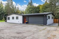 Building Photo - Wonderful Spacious 3-Bedroom 3 Bath with Over an Acre of Land with a Private Gate!